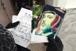תמונה של הנייה י"ש ומסמכים שנמצאו בביתה של סלאח עבדלאסלם הנייה. צילום: דוברות משטרת ישראל