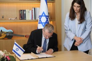 מהחתימה על ההסכם, צילום: דוברות משרד המשפטים.